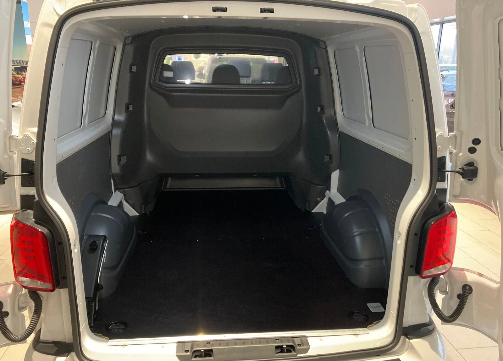 Volkswagen T6.1 Transporter Procab – Image 5